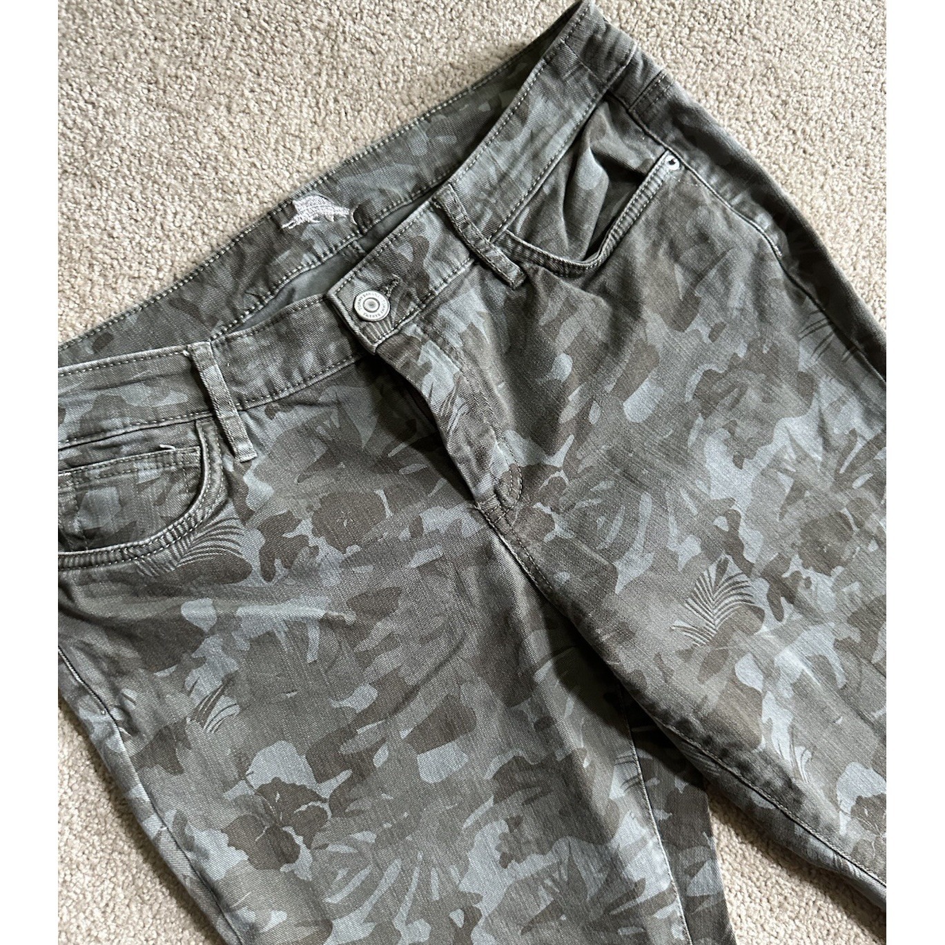Tommy Bahama Skinny Ankle Jeans Women's 12 Olive Grn Tropical Camo Print Stretch — image 2 of 8